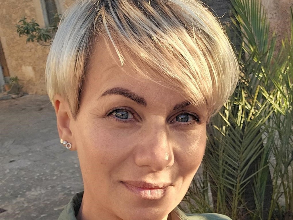 Eine Frau lächelt in die Kamera. Eine Frau lächelt in die Kamera.
