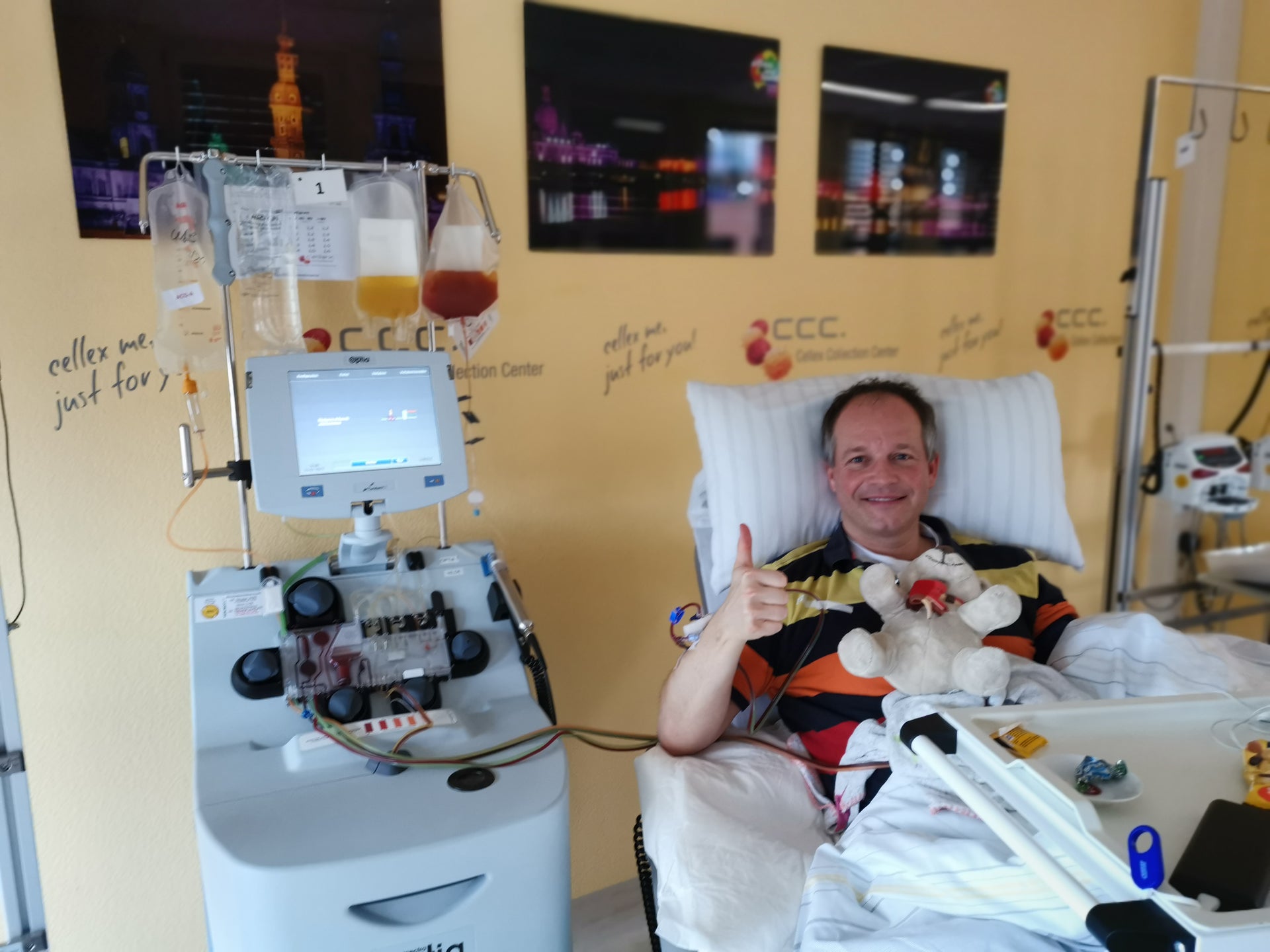 Ein Mann in einem Krankenhausbett während seiner Stammzellspende, auf ihm liegt ein Stofftier Ein Mann in einem Krankenhausbett während seiner Stammzellspende, auf ihm liegt ein Stofftier
