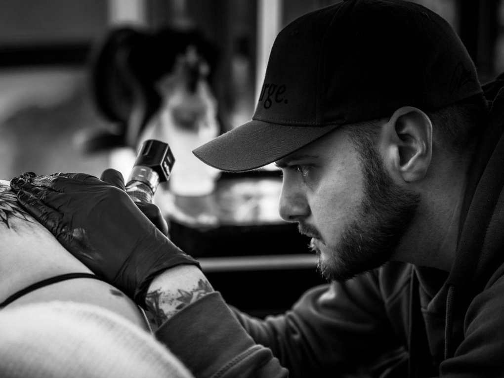 Ein Mann lässt sich tätowieren Ein Mann lässt sich tätowieren