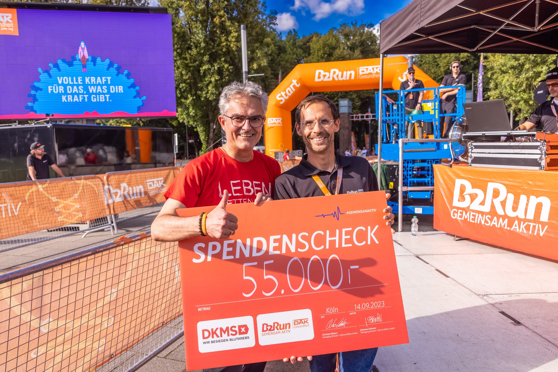 Stephan Schumacher, COO DKMS und Christian Kösters, Geschäftsführer Infront B2Run bei der Spendenscheckübergabe an Charitypartner DKMS
Stephan Schumacher, COO DKMS und Christian Kösters, Geschäftsführer Infront B2Run bei der Spendenscheckübergabe an Charitypartner DKMS