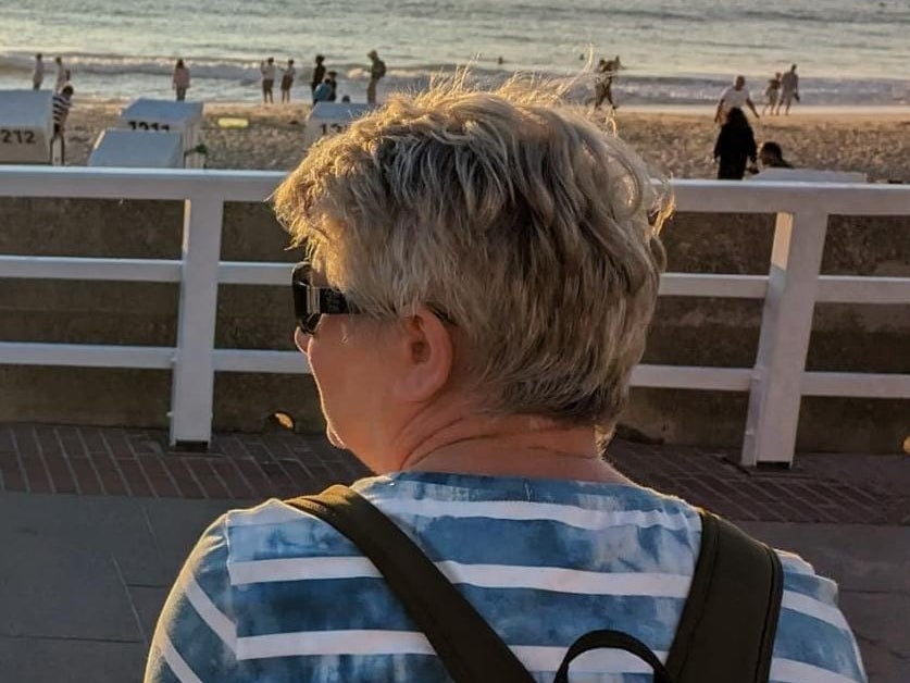 Eine Frau schaut auf einen Strand Eine Frau schaut auf einen Strand