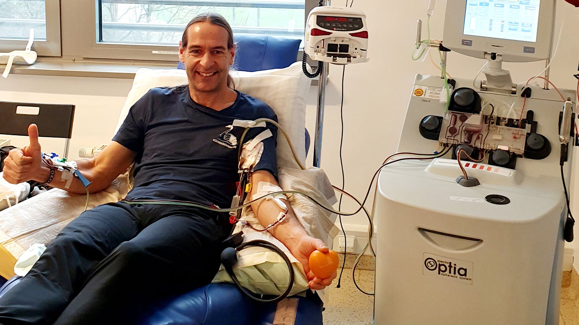 Ein Mann auf einer Spendenliege während er Stammzellen spendet. Ein Mann auf einer Spendenliege während er Stammzellen spendet.