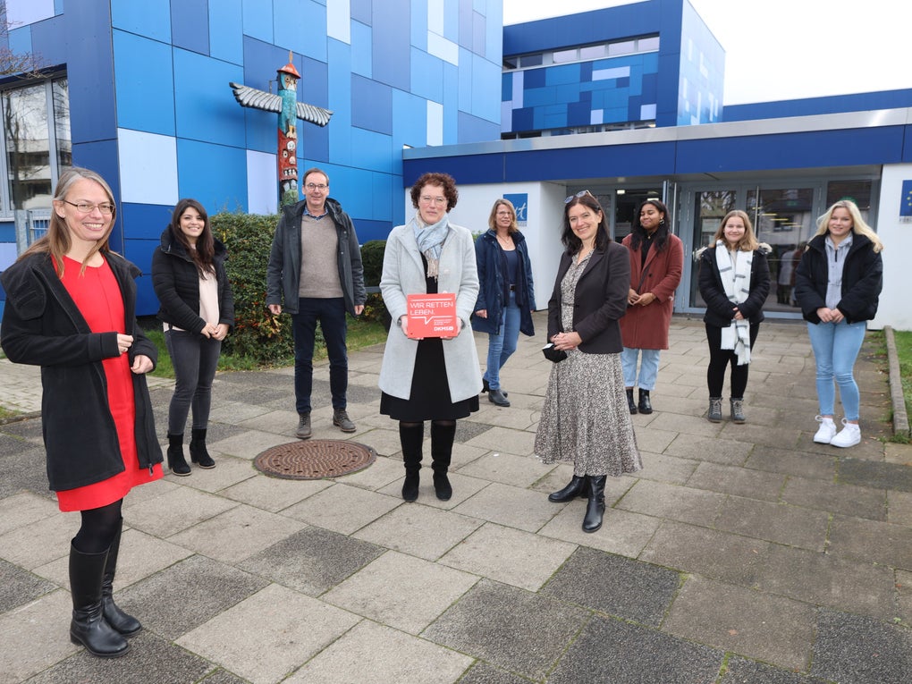 Mehrere Personen halten DKMS Schulsiegel Mehrere Personen halten DKMS Schulsiegel