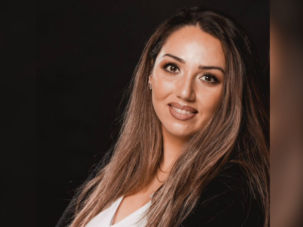 Eine Frau mit langen Haaren und einem weißen Hemd Eine Frau mit langen Haaren und einem weißen Hemd