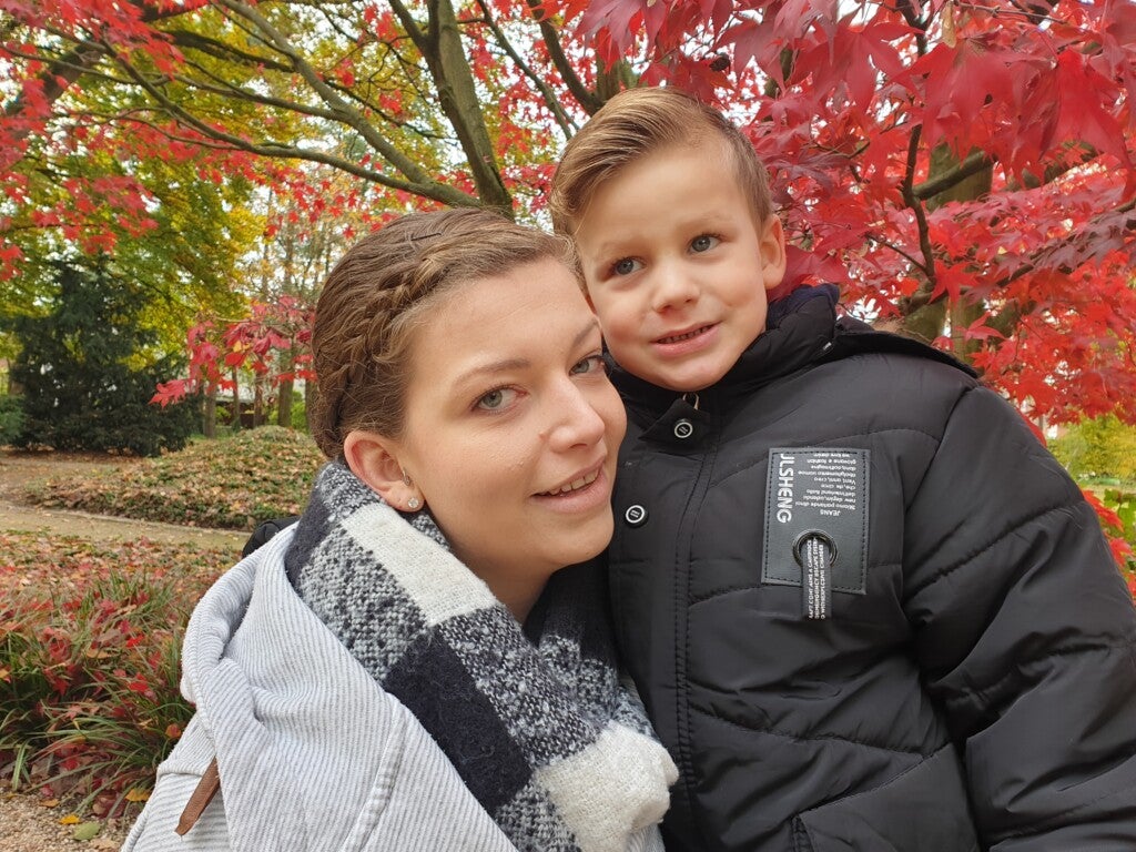 Eine Frau und ein Junge posieren für ein Foto Eine Frau und ein Junge posieren für ein Foto