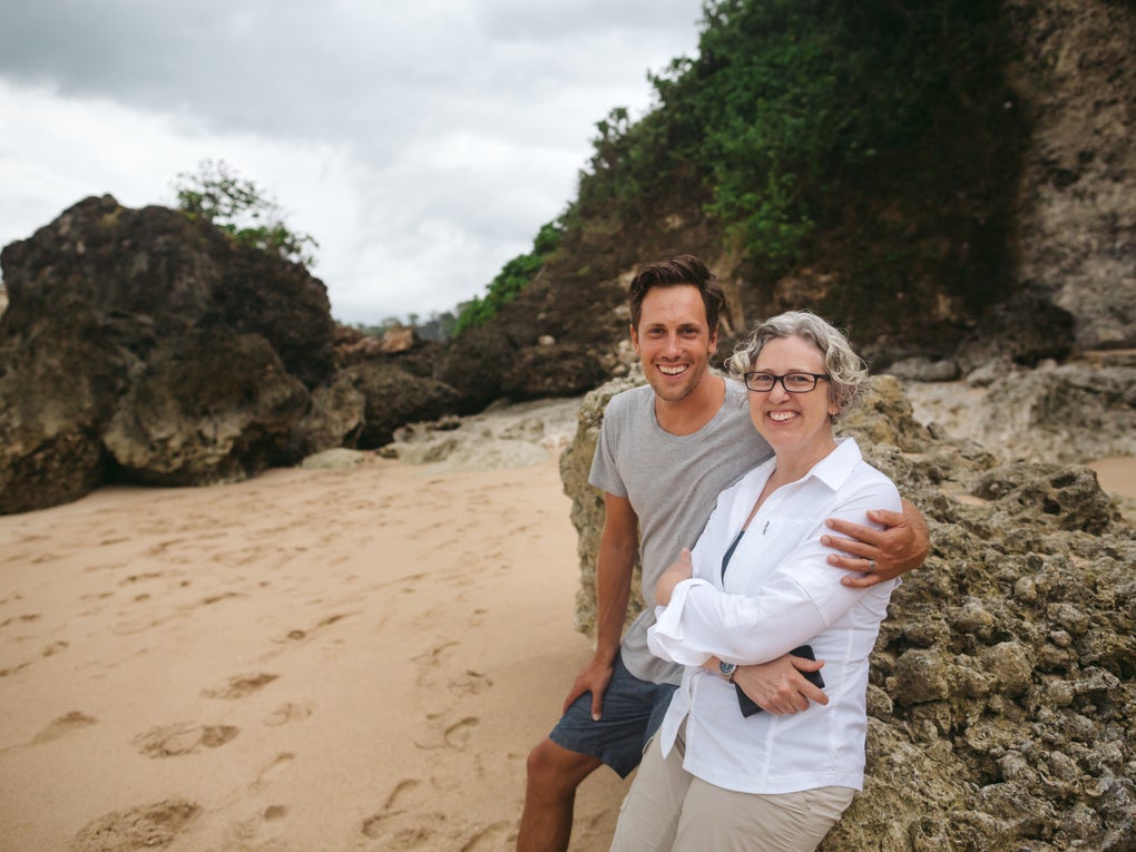 Ein Mann und eine Frau posieren für ein Foto an einem Strand Ein Mann und eine Frau posieren für ein Foto an einem Strand