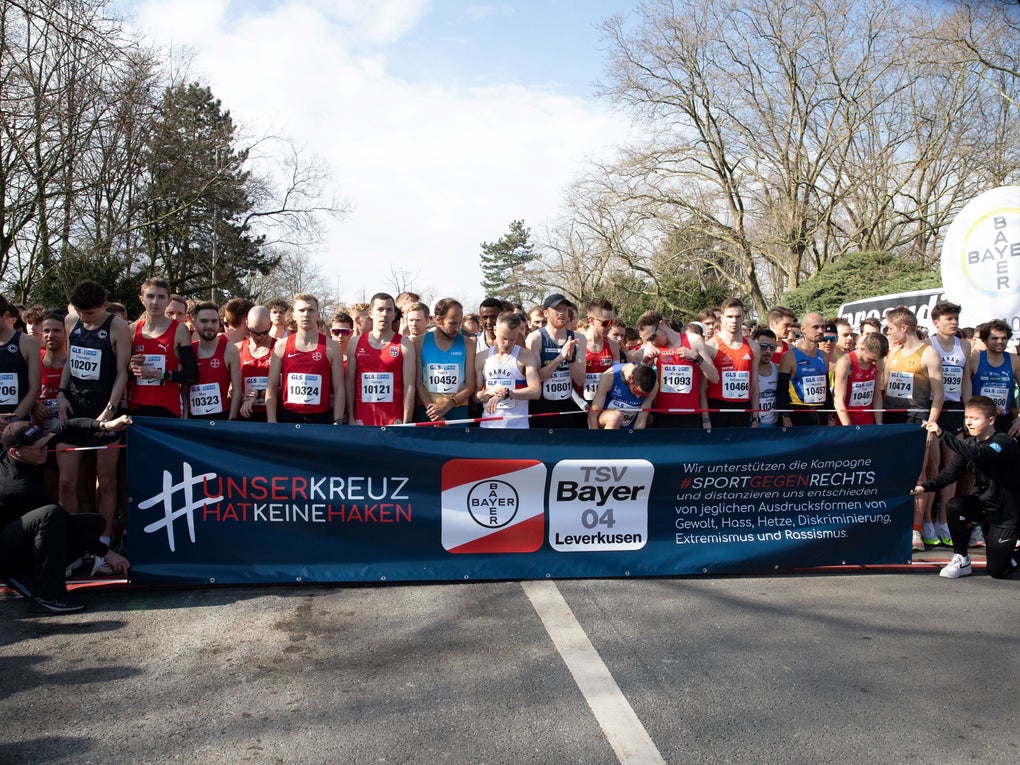 TSV Bayer 04 Leverkusen veranstaltet einen Lauf gegen rechts - viele Läufer sind am Start und halten ein Plakat hoch mit dem Slogan "Unser Kreuz hat keine Hacken" TSV Bayer 04 Leverkusen veranstaltet einen Lauf gegen rechts - viele Läufer sind am Start und halten ein Plakat hoch mit dem Slogan "Unser Kreuz hat keine Hacken"