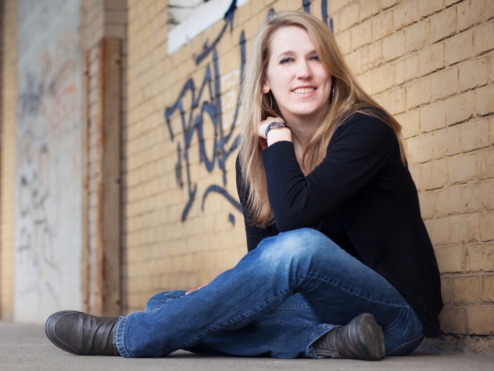 Mara Pfeiffer sitzt auf dem Boden und posiert für die Kamera Mara Pfeiffer sitzt auf dem Boden und posiert für die Kamera