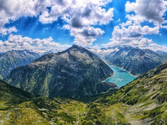 Ein Fluss zwischen Bergen Ein Fluss zwischen Bergen