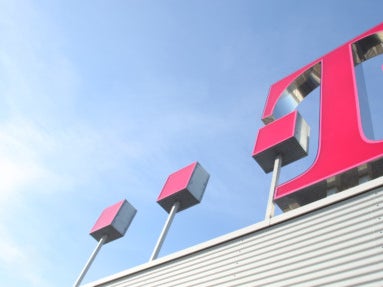 Schräger Blickwinkel auf ein Telekom Logo auf dem Dach Schräger Blickwinkel auf ein Telekom Logo auf dem Dach