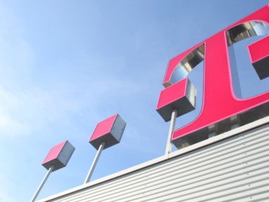Schräger Blickwinkel auf ein Telekom Logo auf dem Dach Schräger Blickwinkel auf ein Telekom Logo auf dem Dach