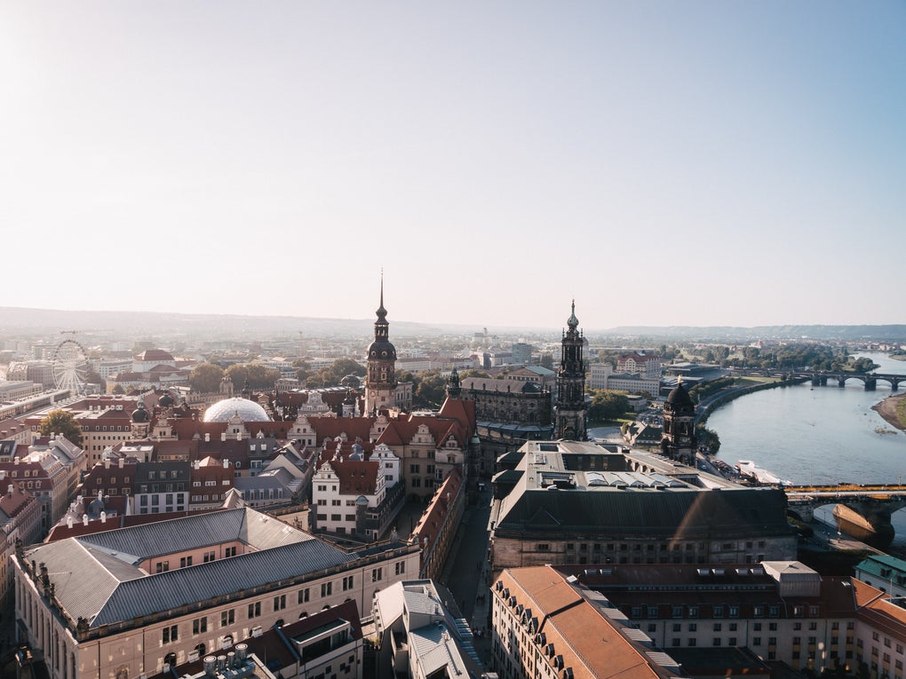 Eine Stadt mit einem Fluss und einer Brücke Eine Stadt mit einem Fluss und einer Brücke