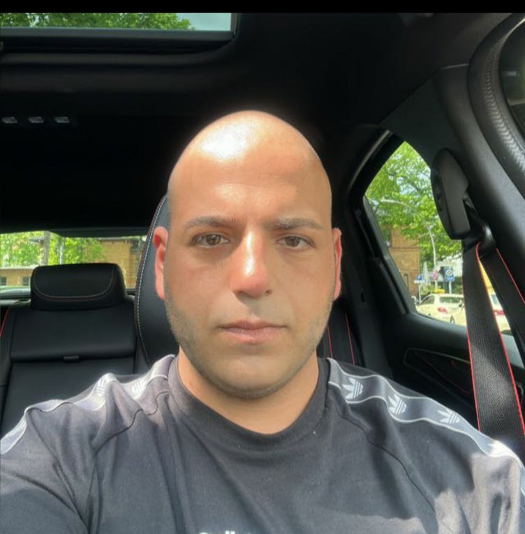 Foto von Patient Sertan im Auto. Foto von Patient Sertan im Auto.