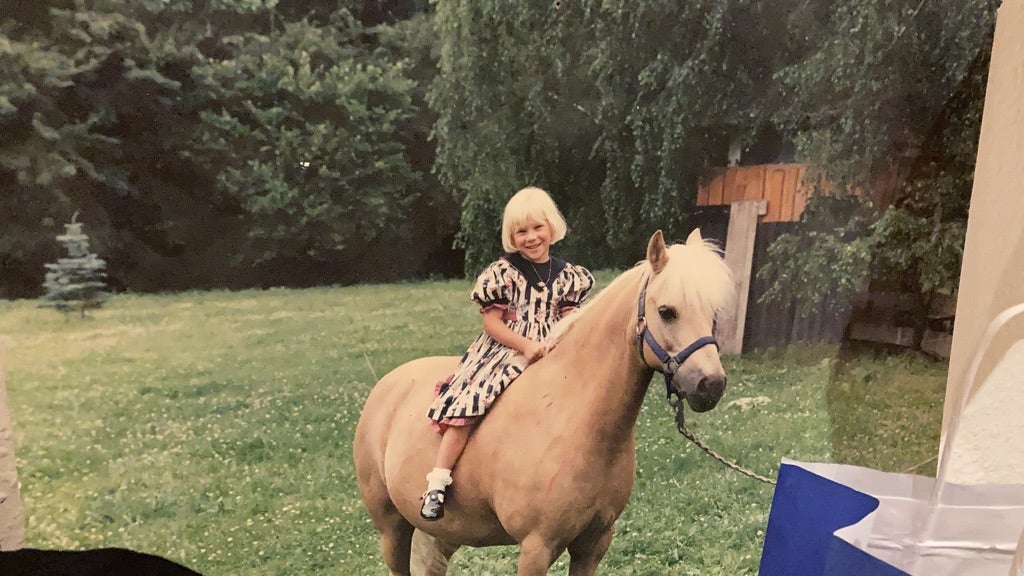 Kinderfoto von Stella, sie sitzt auf einem Pferd Kinderfoto von Stella, sie sitzt auf einem Pferd