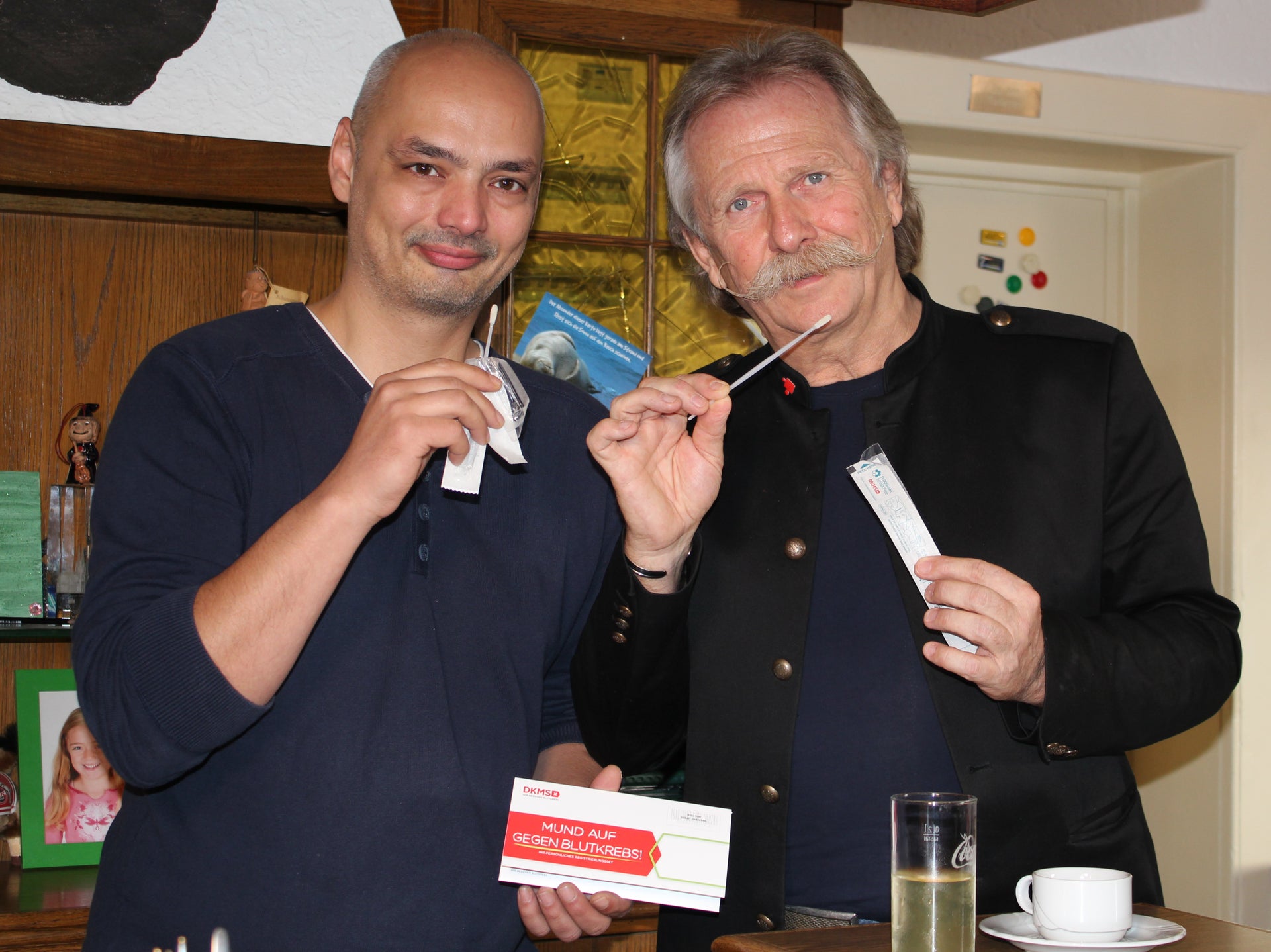 Gemeinsam mit Höhner-Frontmann Henning Krautmacher ruft Annikas Vater Alexander Breuer in seinem Restaurant Dom Eck zur Registrierung auf Gemeinsam mit Höhner-Frontmann Henning Krautmacher ruft Annikas Vater Alexander Breuer in seinem Restaurant Dom Eck zur Registrierung auf