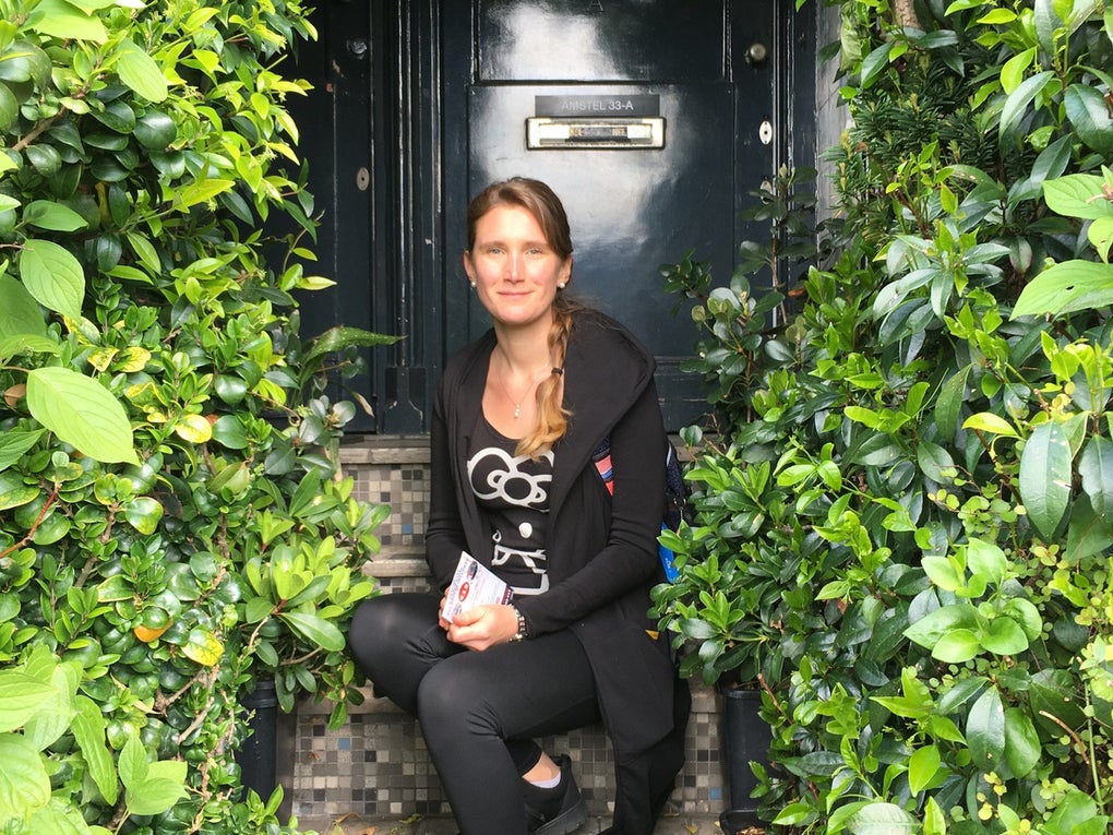 Eine Frau sitzt auf Stufen vor einer Tür Eine Frau sitzt auf Stufen vor einer Tür