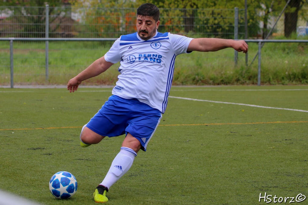 Man sieht Nurullah bei einem Fußballspiel. Er schießt den Ball. Man sieht Nurullah bei einem Fußballspiel. Er schießt den Ball.