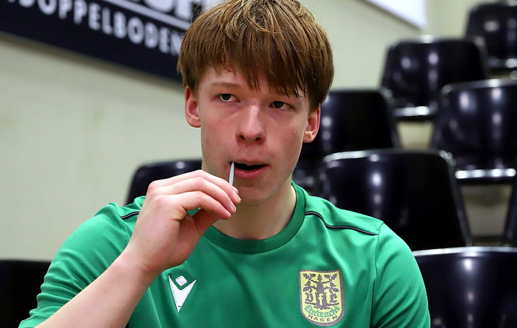 Ein Spieler des VfL Eintracht Hagen beim Wangenschleimhautabstrich. Ein Spieler des VfL Eintracht Hagen beim Wangenschleimhautabstrich.