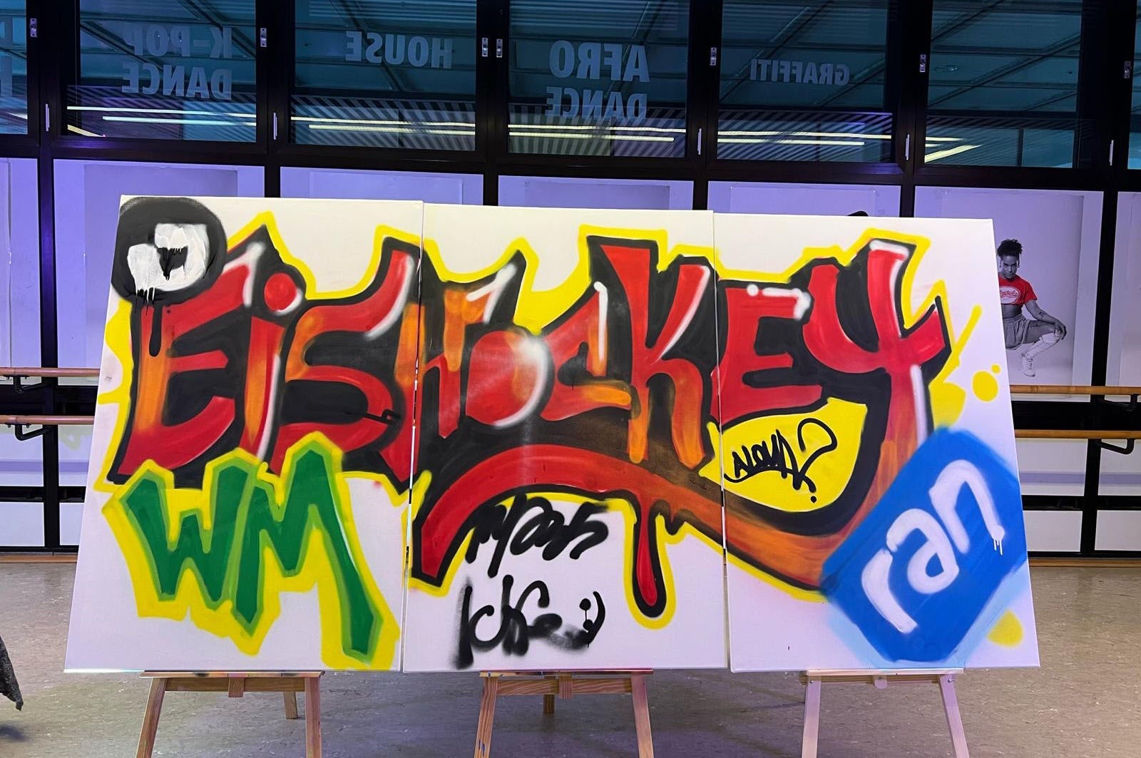 Eine Gruppe von Kunstwerken auf Staffeleien Eine Gruppe von Kunstwerken auf Staffeleien