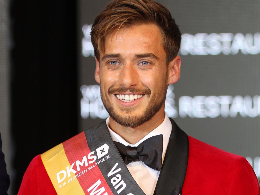 Der amtierende Mister Germany, Sascha Sasse, mit der dem DKMS-Logo auf der Siegerschärpe; Foto: PEN Fotografie Der amtierende Mister Germany, Sascha Sasse, mit der dem DKMS-Logo auf der Siegerschärpe; Foto: PEN Fotografie