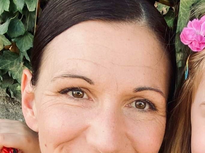 Eine Frau lächelt in die Kamera Eine Frau lächelt in die Kamera