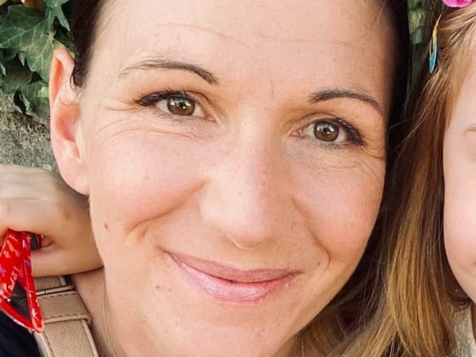 Eine Frau lächelt in die Kamera Eine Frau lächelt in die Kamera