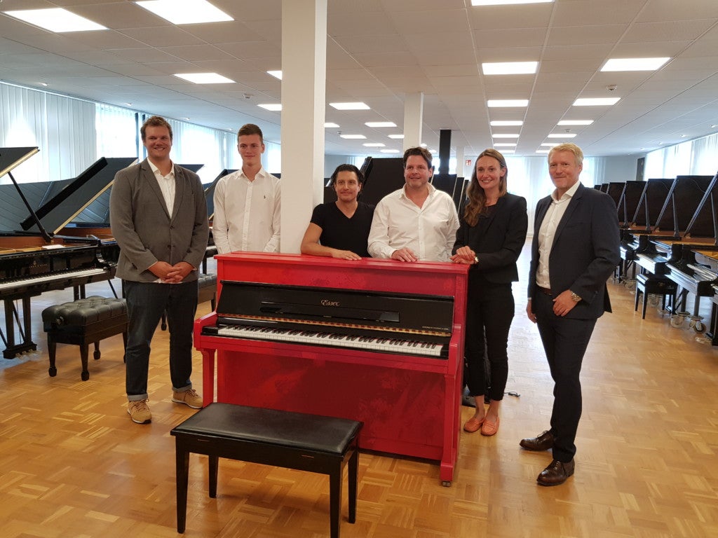 Die Übergabe des Hoffnungsklaviers: v.l. Kay Beutling, Lukas Herrmann, David Ianni, Oliver Herrmann, Daniela Smith und Guido Zimmermann Die Übergabe des Hoffnungsklaviers: v.l. Kay Beutling, Lukas Herrmann, David Ianni, Oliver Herrmann, Daniela Smith und Guido Zimmermann