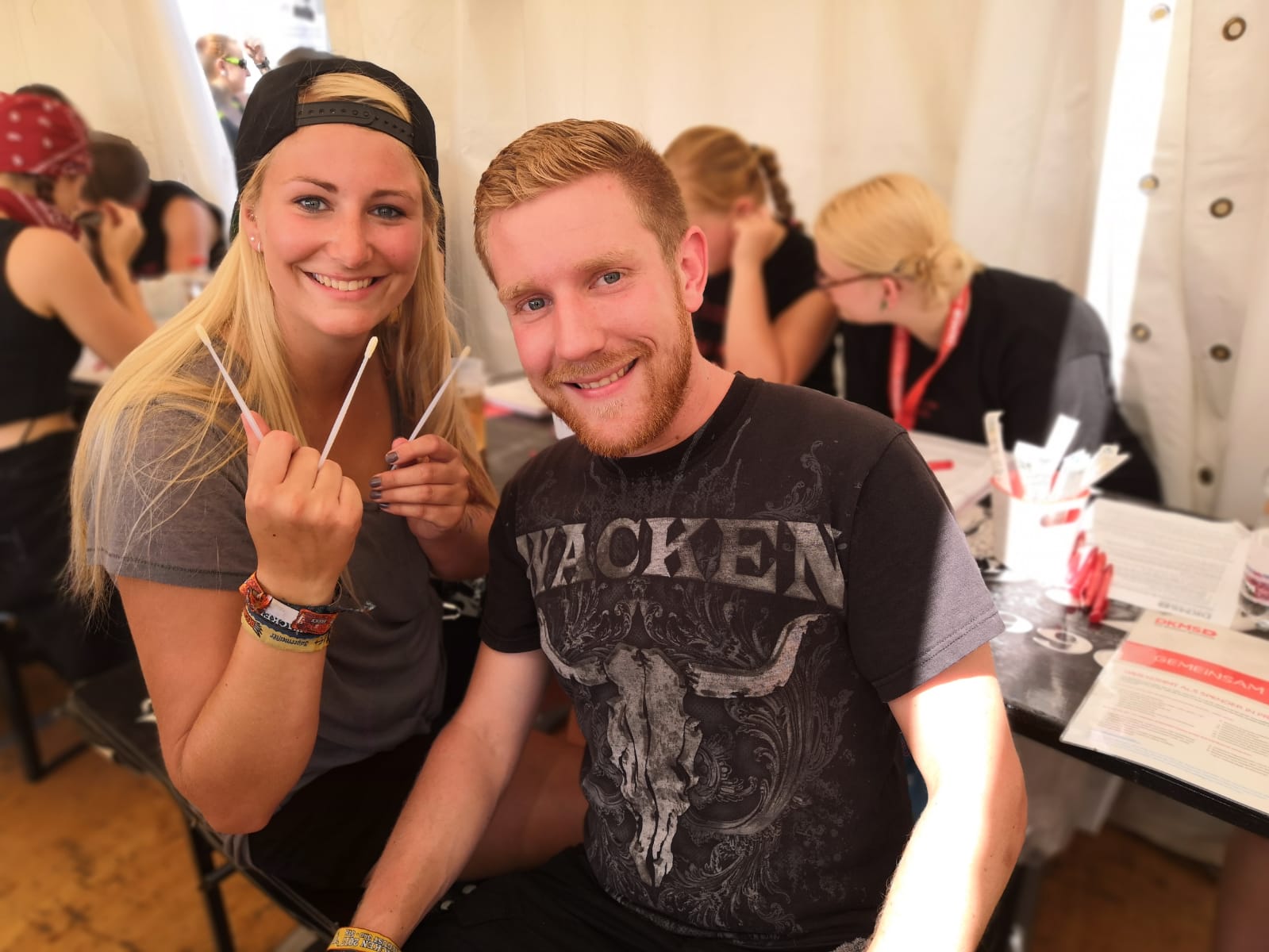 "Marathon"-Mann Felix Ulrich ist nach seinem 42km-Lauf in Wacken angekommen und besucht den Registrierungsstand, neben ihm eine Frau mit drei Wattestäbchen in der Hand "Marathon"-Mann Felix Ulrich ist nach seinem 42km-Lauf in Wacken angekommen und besucht den Registrierungsstand, neben ihm eine Frau mit drei Wattestäbchen in der Hand