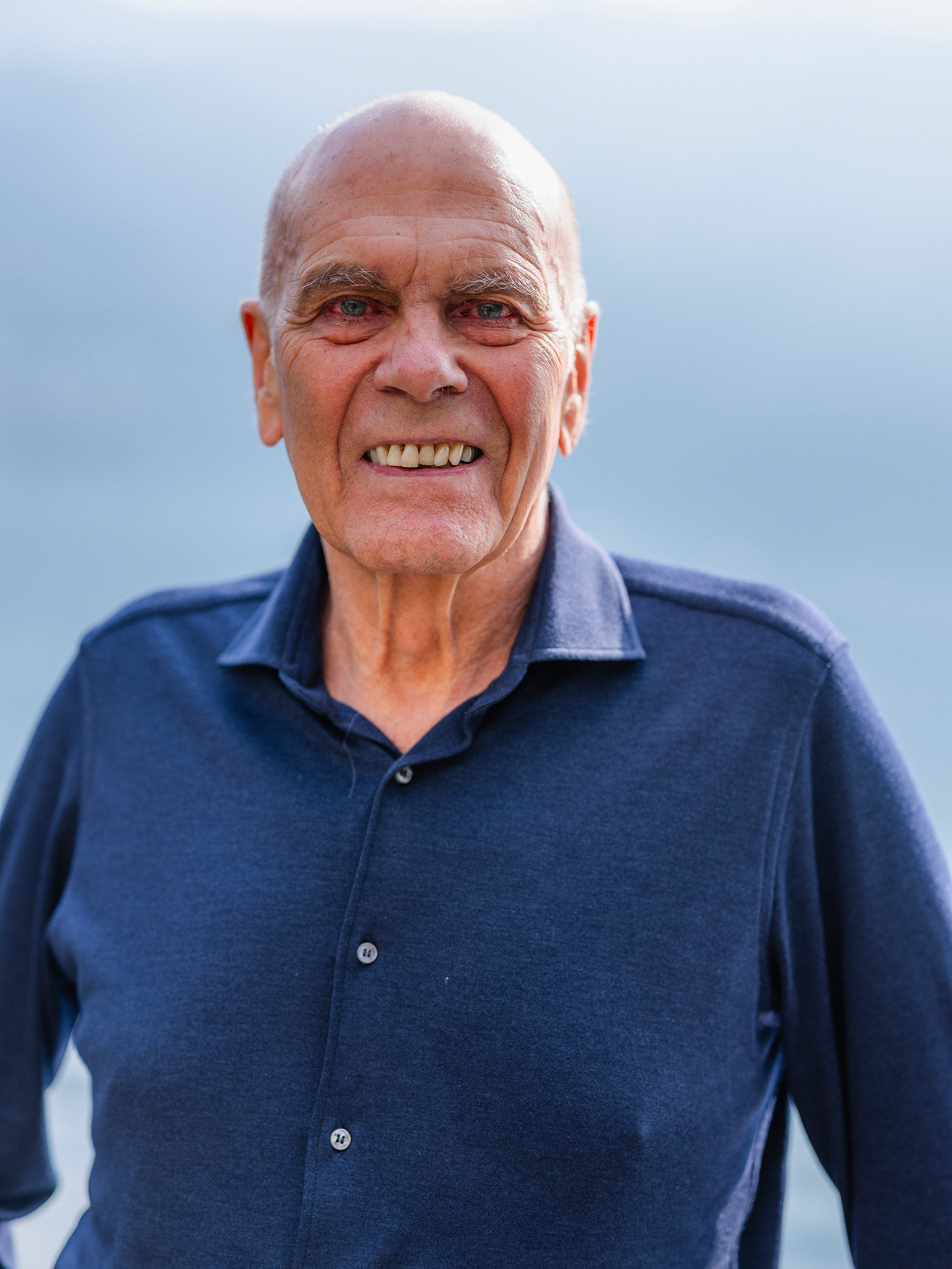 Ein Mann lächelt in die Kamera Ein Mann lächelt in die Kamera