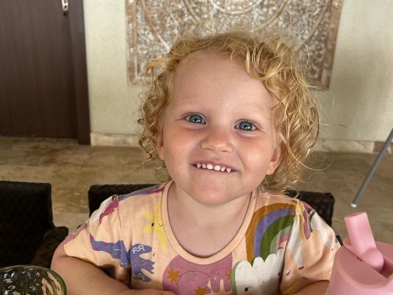 kleines Mädchen lacht in die Kamera kleines Mädchen lacht in die Kamera