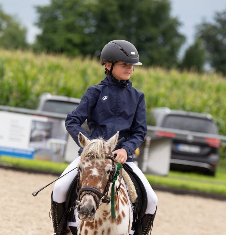 Lena reitet ein Pferd Lena reitet ein Pferd