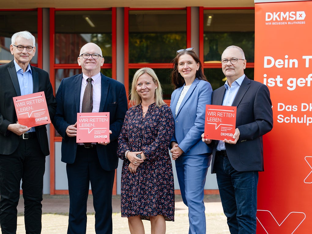 Zwei Frauen und drei Männer posieren für ein Foto, daneben ein Banner mit der Aufschrift: "Dein Typ ist gefragt. Das DKMS Schulprojekt" Zwei Frauen und drei Männer posieren für ein Foto, daneben ein Banner mit der Aufschrift: "Dein Typ ist gefragt. Das DKMS Schulprojekt"