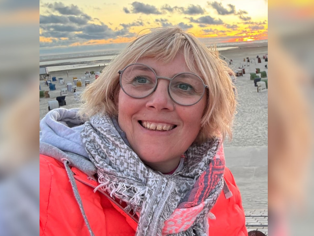 Eine Frau lächelt in die Kamera Eine Frau lächelt in die Kamera