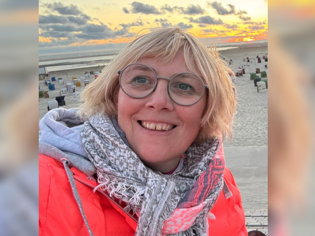 Eine Frau lächelt in die Kamera Eine Frau lächelt in die Kamera