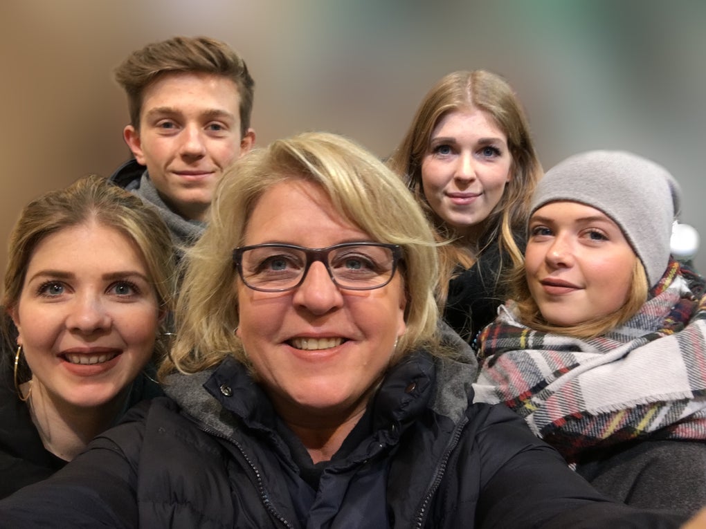 Eine Gruppe von Menschen posiert für ein Selfie Eine Gruppe von Menschen posiert für ein Selfie