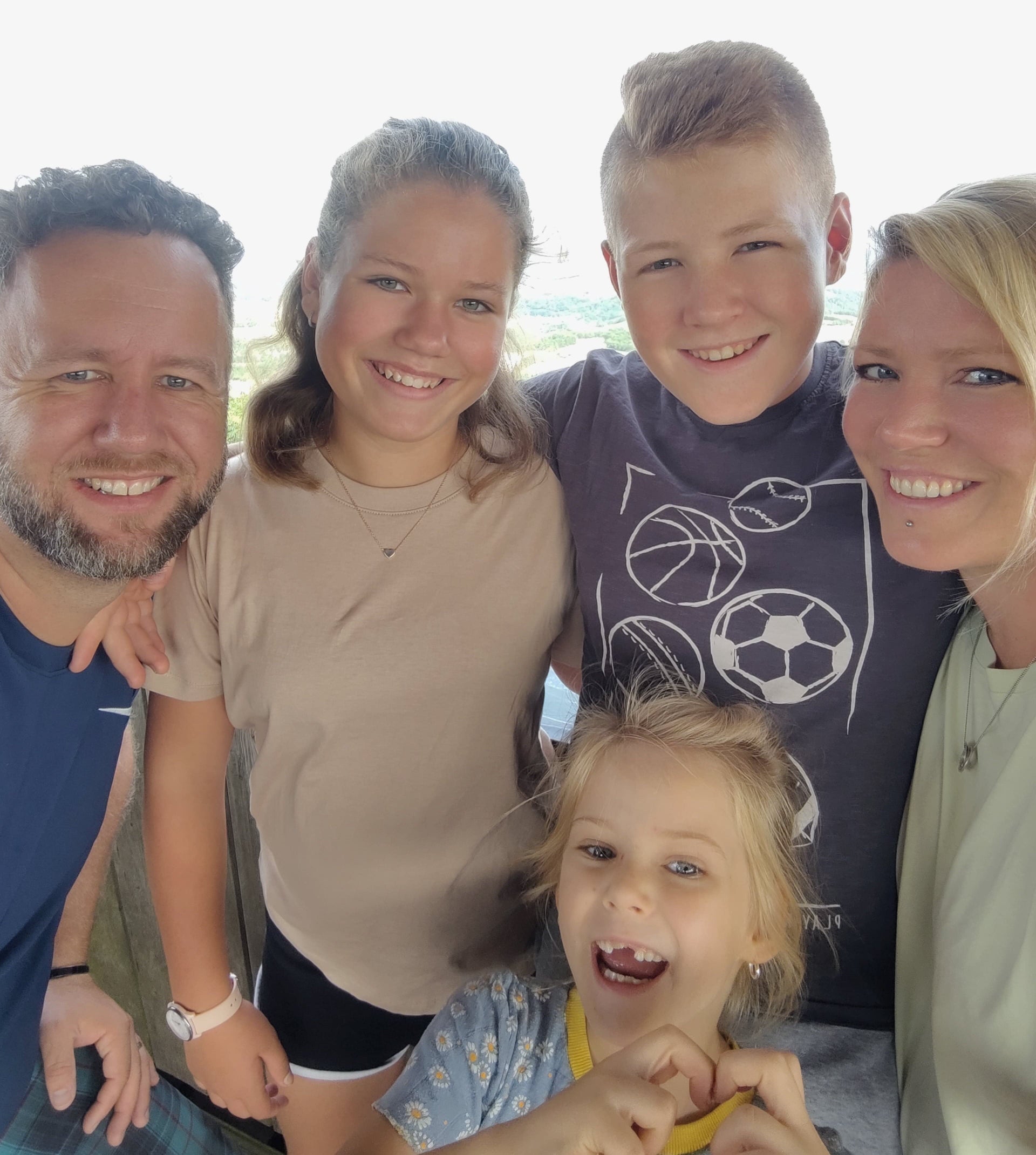 Eine Gruppe von Menschen posiert für ein Foto Eine Gruppe von Menschen posiert für ein Foto