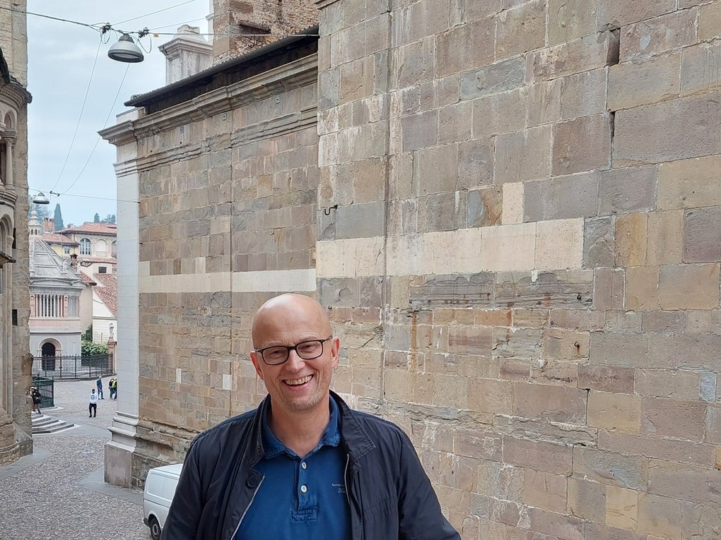ein Mann mit Glatze posiert für ein Foto auf einer Treppe ein Mann mit Glatze posiert für ein Foto auf einer Treppe