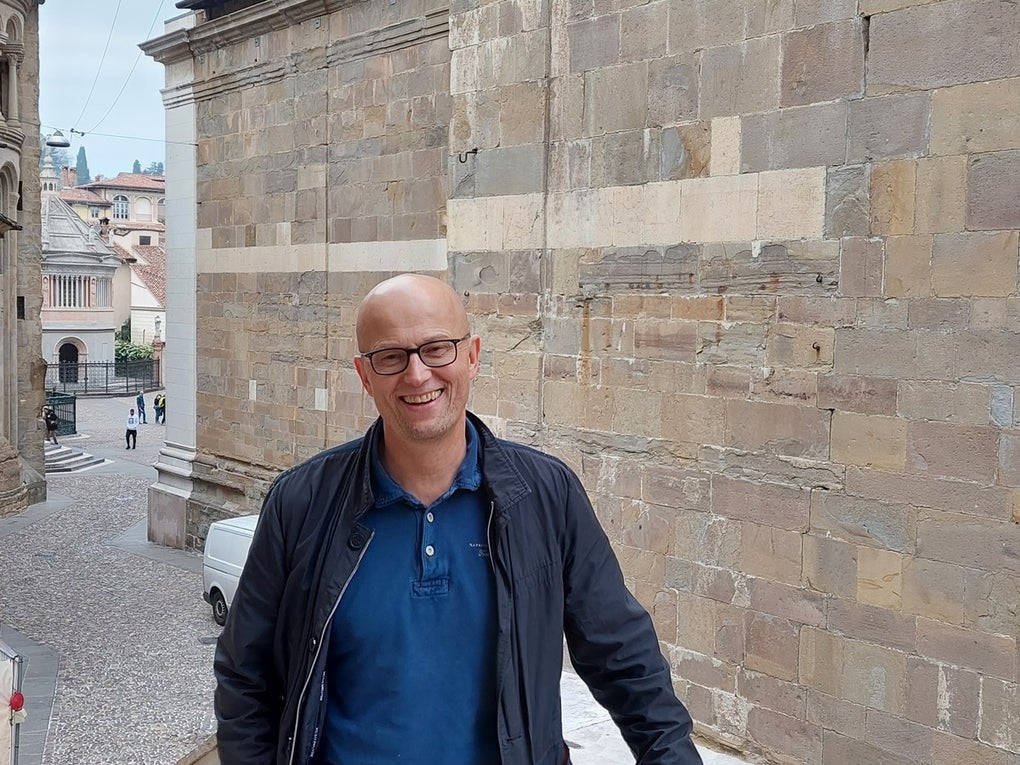 ein Mann mit Glatze posiert für ein Foto auf einer Treppe ein Mann mit Glatze posiert für ein Foto auf einer Treppe