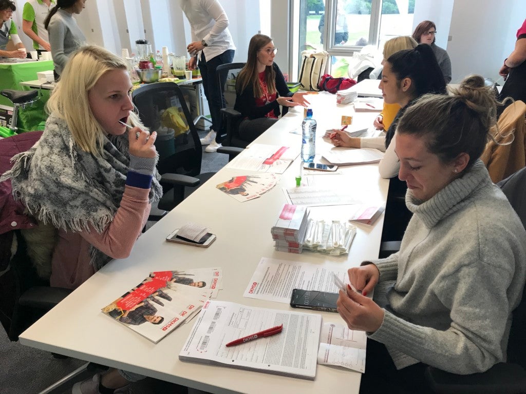 Viele Auszubildende und Studierende nutzten die Gelegenheit, sich am Registrierungsstand der DKMS als potenzieller Stammzellspender in die Datenbank aufnehmen zu lassen Viele Auszubildende und Studierende nutzten die Gelegenheit, sich am Registrierungsstand der DKMS als potenzieller Stammzellspender in die Datenbank aufnehmen zu lassen