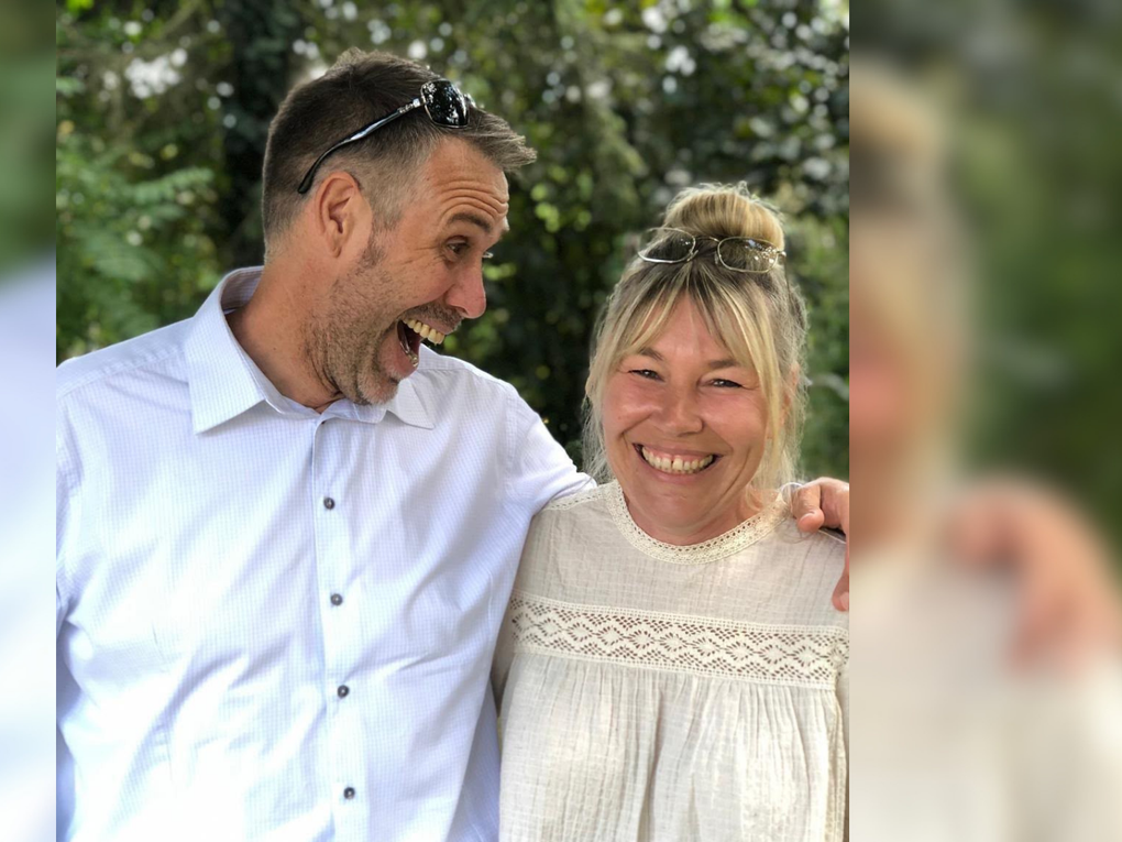 Ein Mann und eine Frau, die lachen. Ein Mann und eine Frau, die lachen.