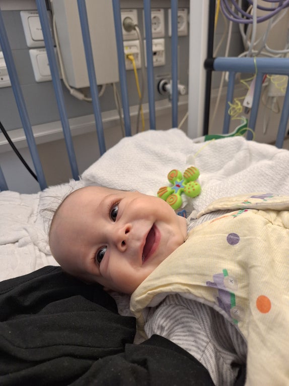 Ein Baby in einem Kinderbett Ein Baby in einem Kinderbett