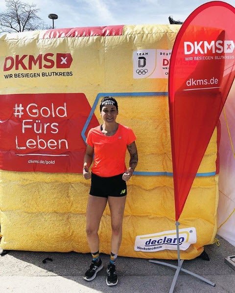 Christine unterstützt die Aktion „GoldFürsLeben – Team DKMS braucht Verstärkung“; Foto: Christine Gess Christine unterstützt die Aktion „GoldFürsLeben – Team DKMS braucht Verstärkung“; Foto: Christine Gess