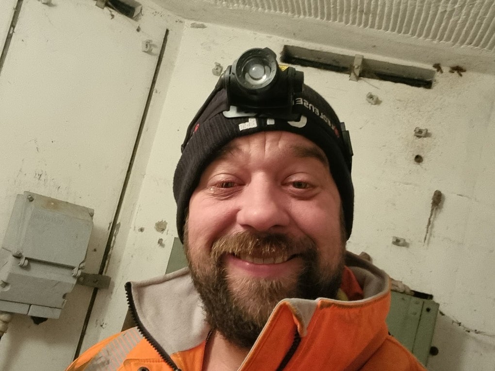 ein Mann macht ein Selfie in Arbeitskleidung, er hat eine Stirnlampe auf ein Mann macht ein Selfie in Arbeitskleidung, er hat eine Stirnlampe auf