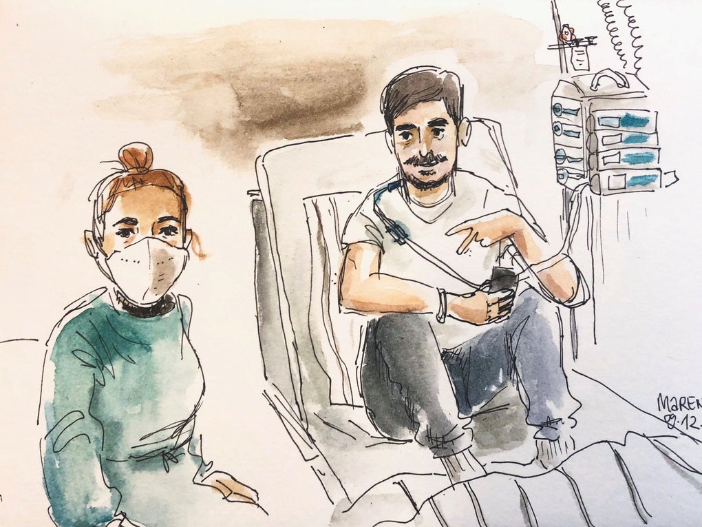 eine Zeichnung von einem Mann der auf einem Krankenhausbett sitzt, neben ihm sitzt eine Frau mit Maske eine Zeichnung von einem Mann der auf einem Krankenhausbett sitzt, neben ihm sitzt eine Frau mit Maske