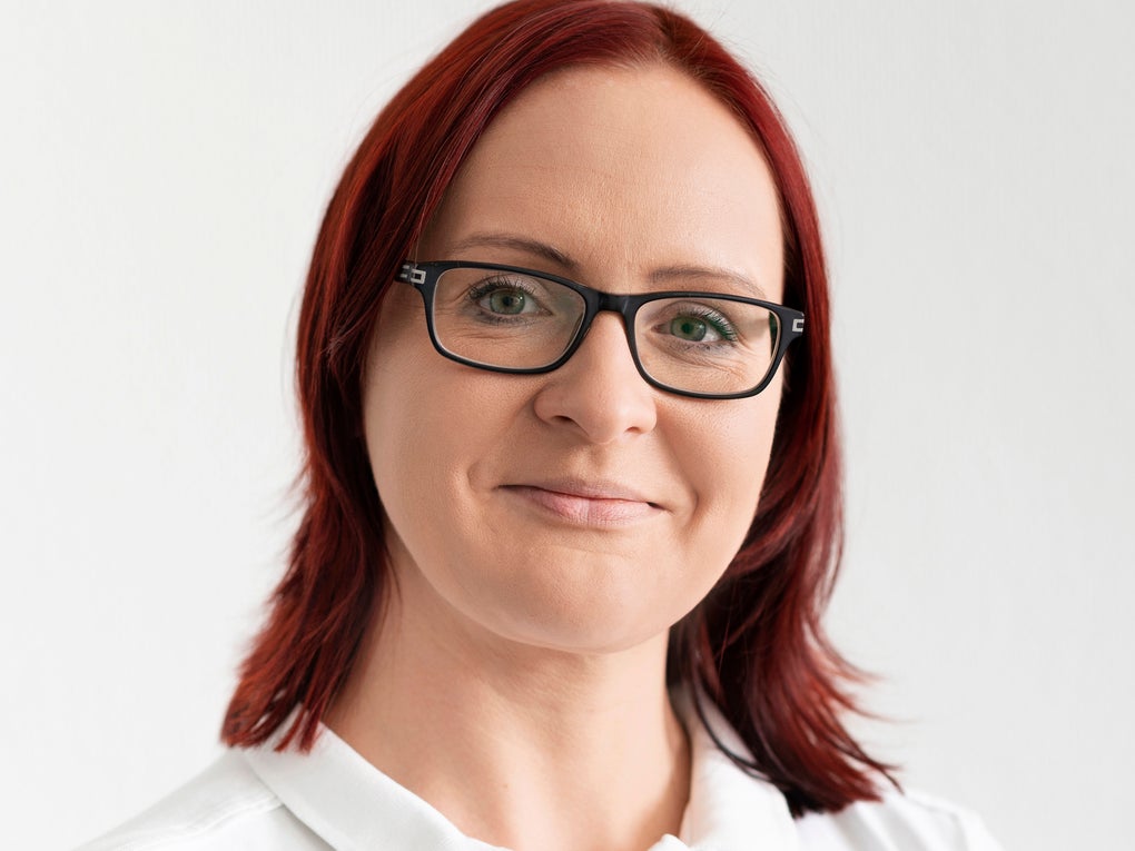 Foto von einer Frau in einem weißen Poloshirt und Brille Foto von einer Frau in einem weißen Poloshirt und Brille