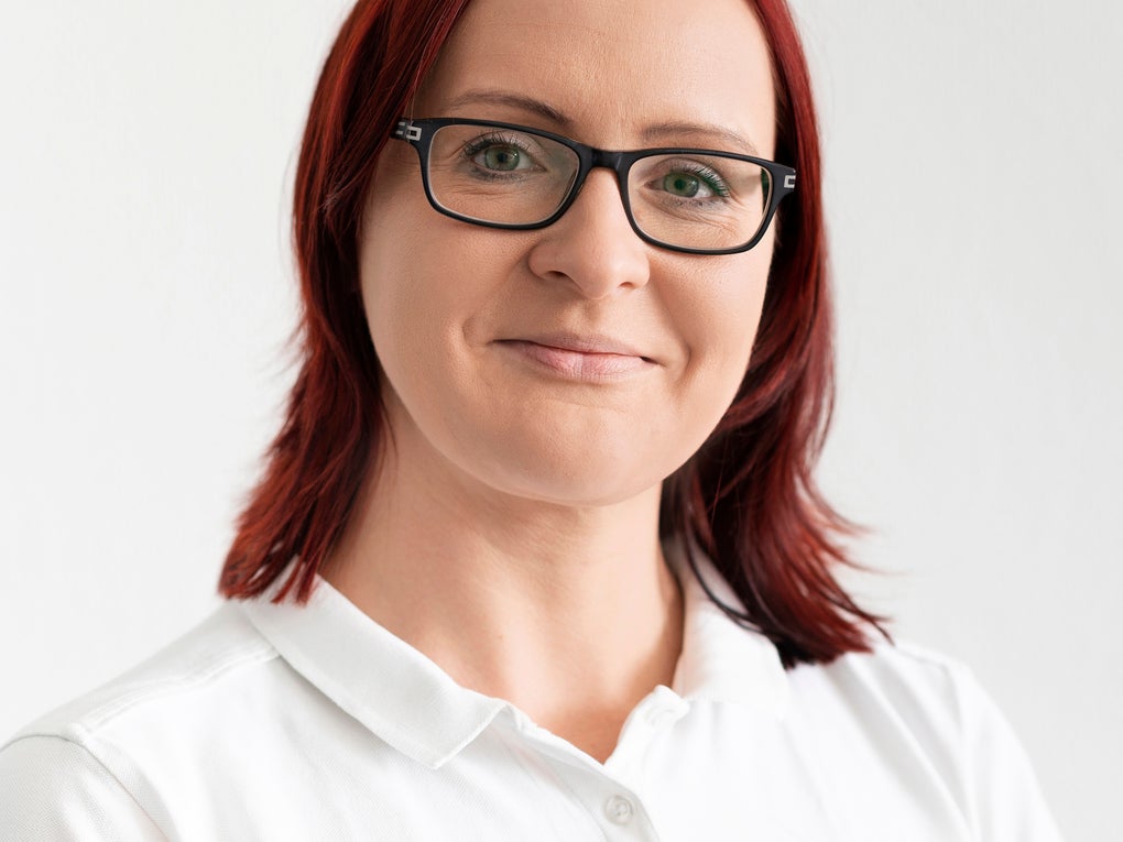 Foto von einer Frau in einem weißen Poloshirt und Brille Foto von einer Frau in einem weißen Poloshirt und Brille