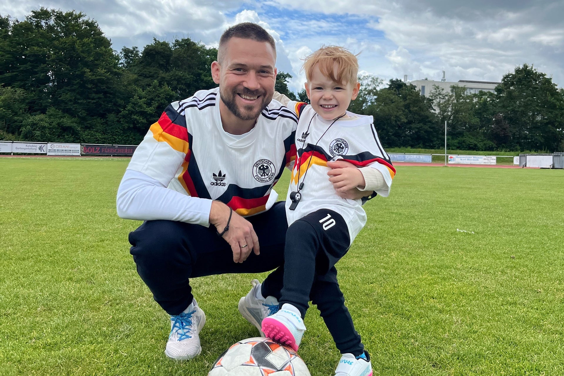 Ein Mann und ein Kind posieren für ein Foto Ein Mann und ein Kind posieren für ein Foto