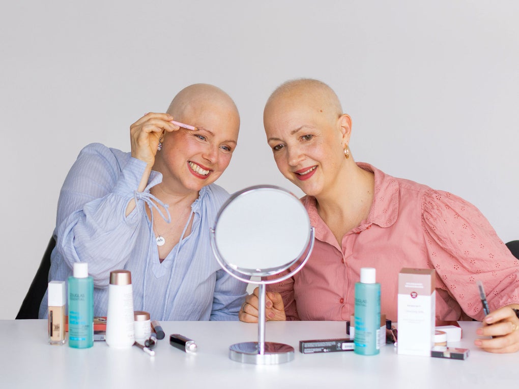 Zwei krebskranke Frauen beim look good feel better Seminar mit Kosmetik in der Hand Zwei krebskranke Frauen beim look good feel better Seminar mit Kosmetik in der Hand