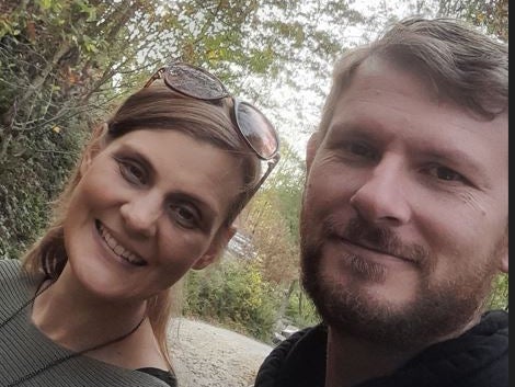Selfie eines Paares auf einem Waldweg. Die Frau trägt ein grünes Oberteil und Sonnenbrille im Haar, der Mann einen dunklen Hoodie. Beide lächeln in die Kamera. Im Hintergrund sind Bäume mit herbstlich gefärbtem Laub zu sehen. Selfie eines Paares auf einem Waldweg. Die Frau trägt ein grünes Oberteil und Sonnenbrille im Haar, der Mann einen dunklen Hoodie. Beide lächeln in die Kamera. Im Hintergrund sind Bäume mit herbstlich gefärbtem Laub zu sehen.