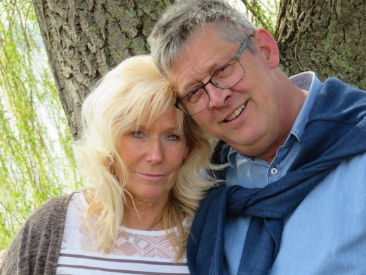 Ein Mann und eine Frau posieren für ein Foto Ein Mann und eine Frau posieren für ein Foto